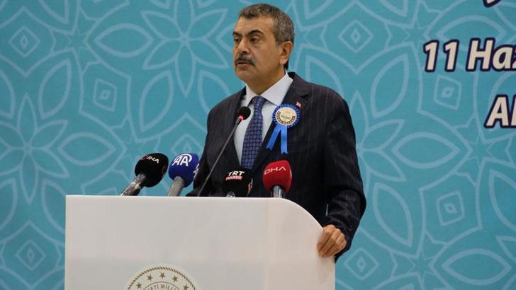 Bakan Tekin: Kitap okumayan velinin 'Kitap oku' demesi ne kadar uygulanabilir