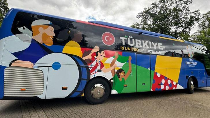 Özel olarak hazırlanan milli takım otobüsü, Almanya’da Ay-yıldızlıları bekliyor