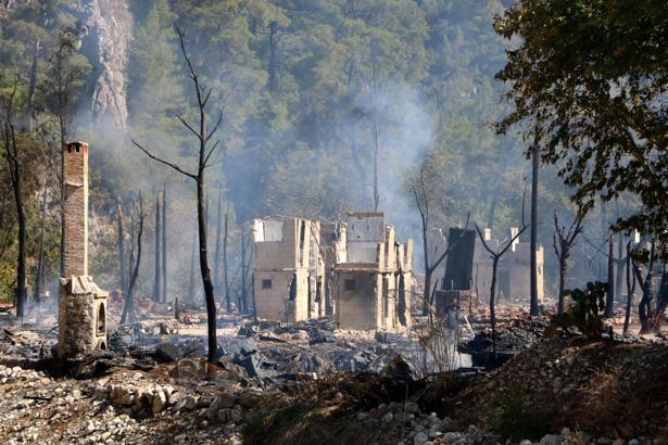 Olimpos'taki ünlü ağaç evler ikinci kez tamamen yandı (2)