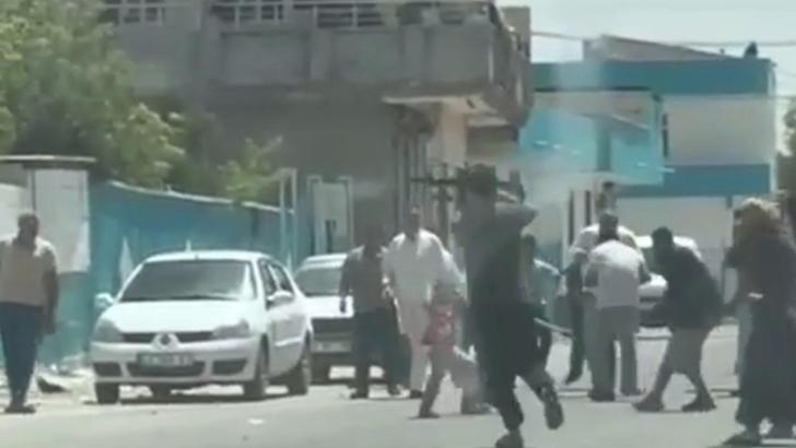 Şanlıurfa'da,1 kişinin yaralandığı silahlı komşu kavgası kamerada