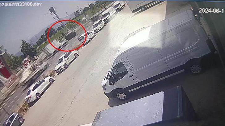 Karşı şeride geçen otomobil kamyonete çarptı; kaza anı kamerada