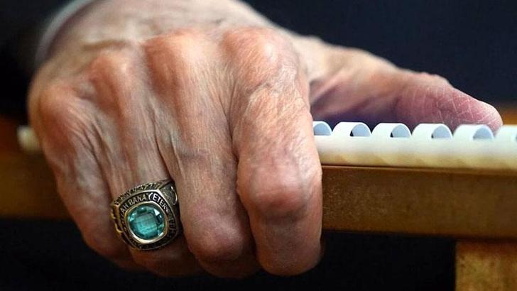 Bahçeli'den 'Allah bana yeter' yazılı yüzük paylaşımı