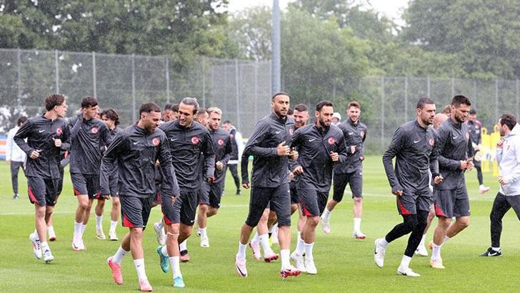 A Milli Futbol Takımı, Almanya'da taraftara açık idmanla hazırlıklarını sürdürdü