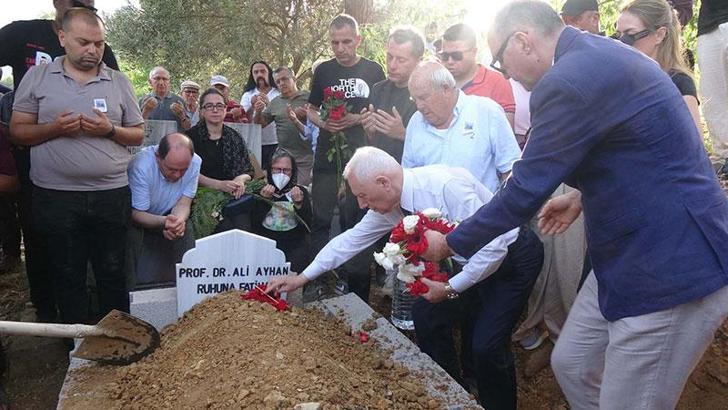 Prof. Dr. Ali Ayhan, memleketi Anamur'da toprağa öerildi