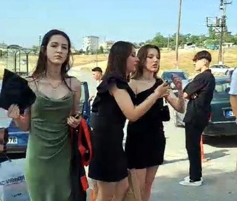 Lise mezuniyetinde bazı kız öğrenciler, 'uygunsuz kıyafet' gerekçesiyle törene alınmadı