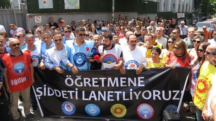 Ümraniye'de öğretmene yumruklu saldırıya okul önünde protesto