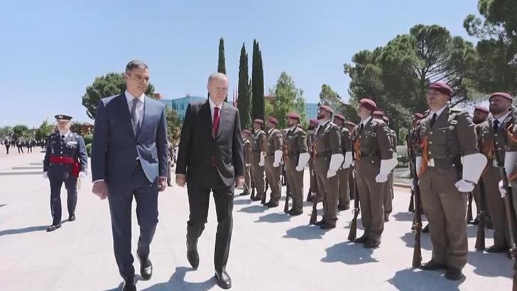 Cumhurbaşkanı Erdoğan, Sanchez tarafından resmi törenle karşılandı