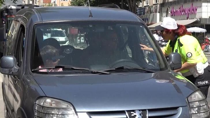 Polisten çocuğa uyarı: Çocuklar ön koltukta oturamaz ceza yazarsak çikolata paran gider