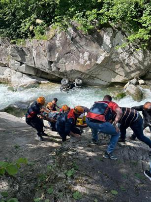 Rize'de aracıyla dereye düşen sürücü yaralandı