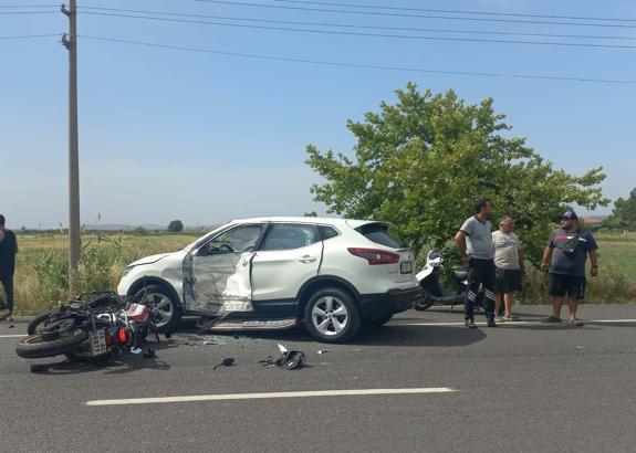 Ayvalık'ta otomobil ile çarpışan motosikletli öldü