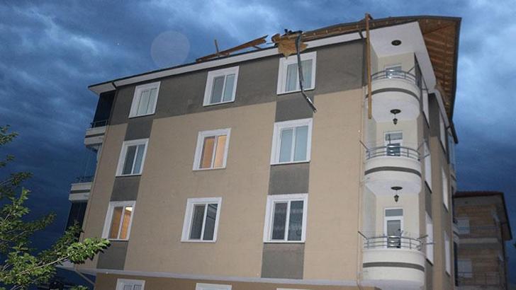 Nevşehir'de kuvvetli rüzgarda çatı uçtu, park halindeki araçlar zarar gördü