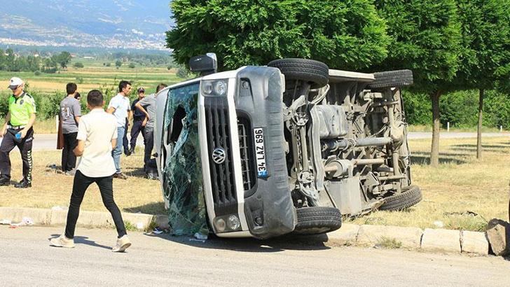 Tokat'ta otomobil ile minibüs çarpıştı: 18 yaralı