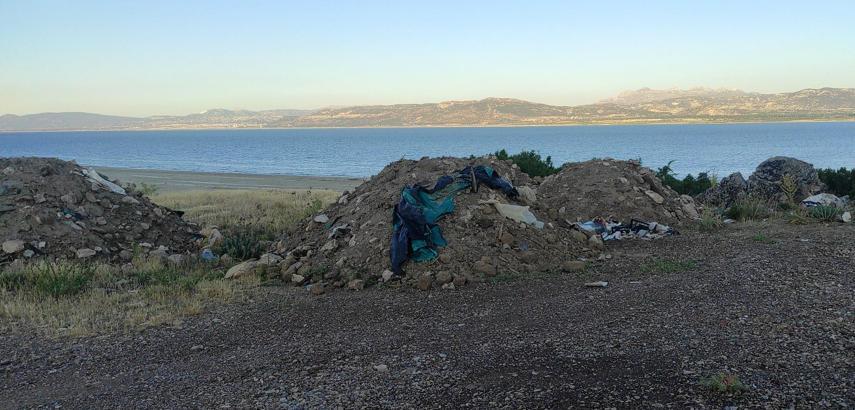 Burdur Gölü kenarına hafriyat ve atık döküldü