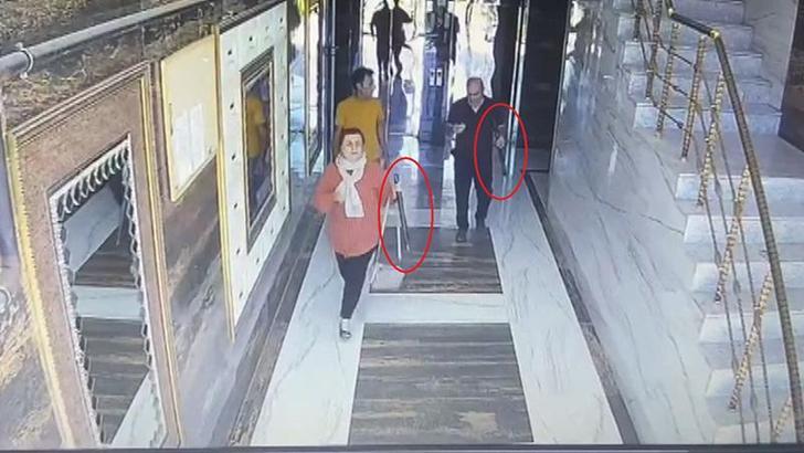 Ailesiyle birlikte sopa ve tabancayla alacaklısının kapısına dayandı