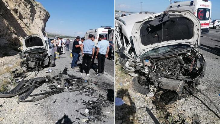 Bitlis'te otomobil ile hafif ticari araç çarpıştı; belde başkanı öldü, 10 yaralı