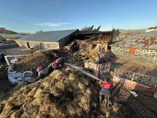 Elazığ'da patozdan sıçrayan alevler, ahır ve samanlığı yaktı