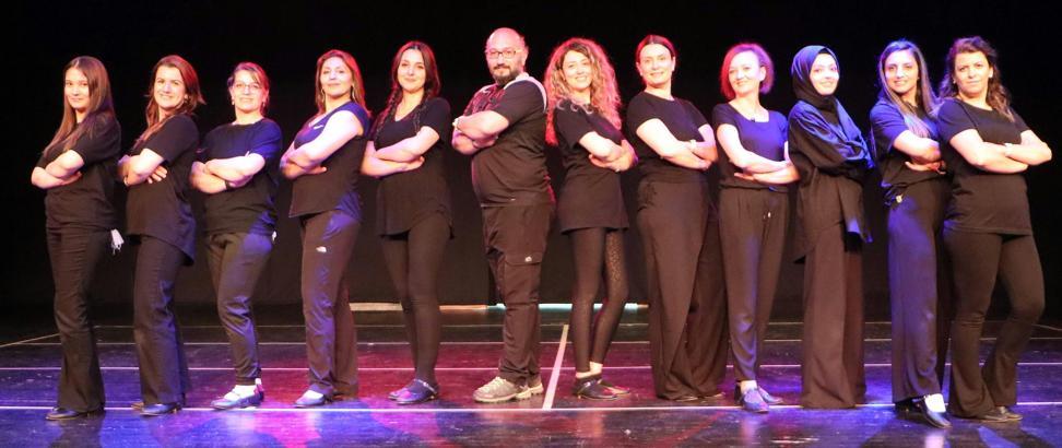 Halk oyunları ekibi kuran öğretmenlerden, provalarda siyah kıyafetlerle İsrail'i protestosu