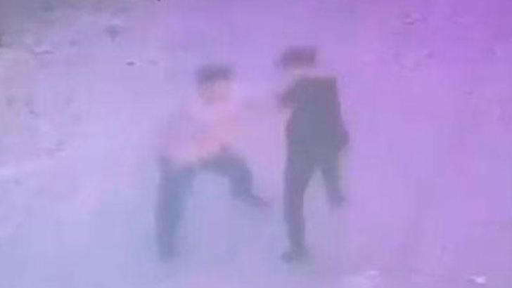 Oğlunun kavga ettiği arkadaşını bıçaklayarak öldürdü