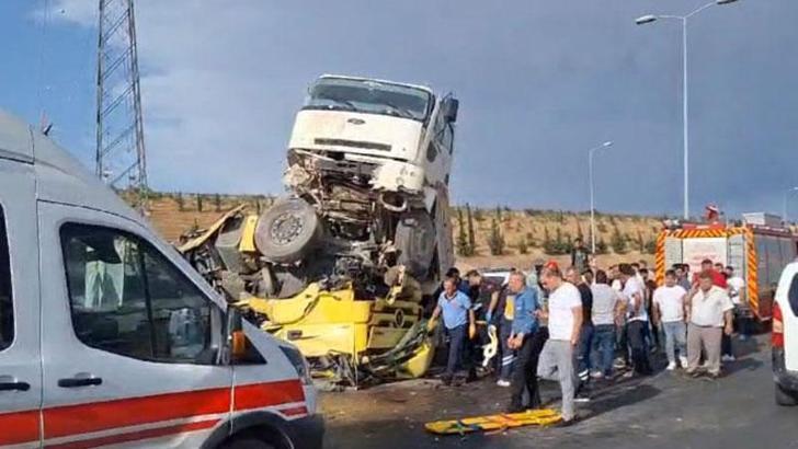 Kamyon, çarptığı TIR'ın üstünde asılı kaldı: 1 ölü, 2 yaralı