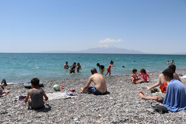 Van'ın mavi bayraklı plajı, bayram tatilinde yoğun ilgi gördü
