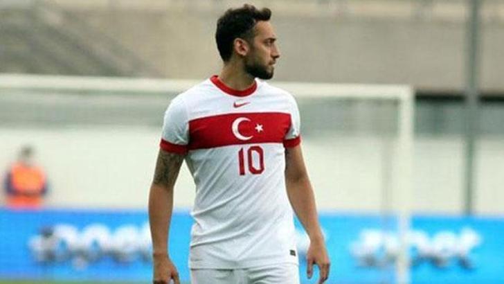 Hakan Çalhanoğlu: Biz burada ay-yıldız için savaşıyor, gayret gösteriyor, çabalıyoruz