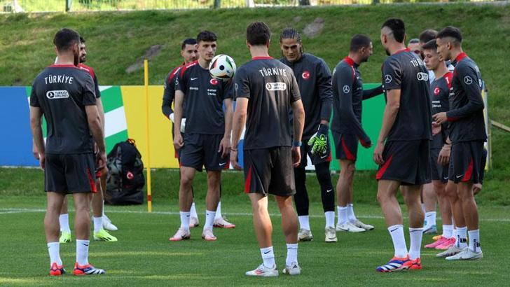 Milli takımda, İrfan Can Kahveci ilk bölümde takımla çalıştı