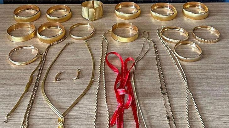 Kazara çöpe atılan 1 milyon 200 bin lira değerindeki ziynet eşyası sahibine teslim edildi