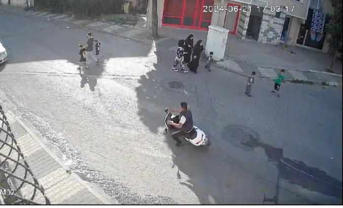 İstanbul- Sultanbeyli'de motosiklet sürücüsü, baba ve 2 çocuğuna çarptı