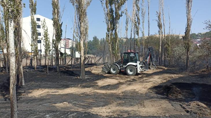 Sivas'ta örtü yangınında 2 kamyon ve 4 deprem konteyneri yandı