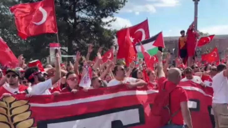 Türk taraftarlar Hamburg’da Stellingen Garı’nda toplandı