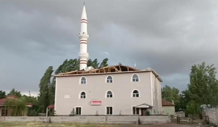 Patnos'ta fırtına caminin çatısını uçurdu; o anlar kamerada