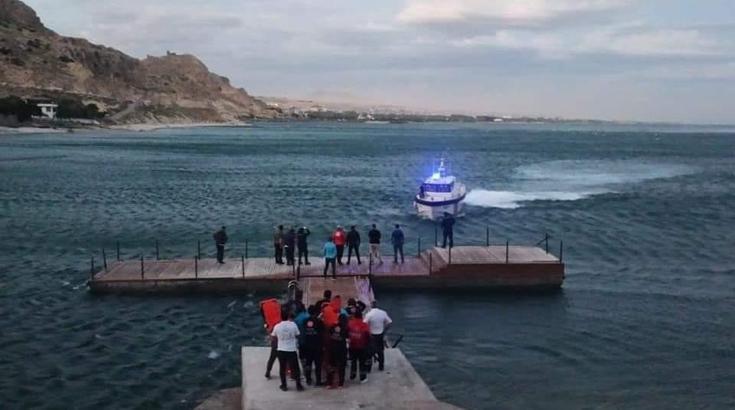 Van Gölü'nde rüzgarın sürüklediği 4 kanocuyu ekipler kurtardı