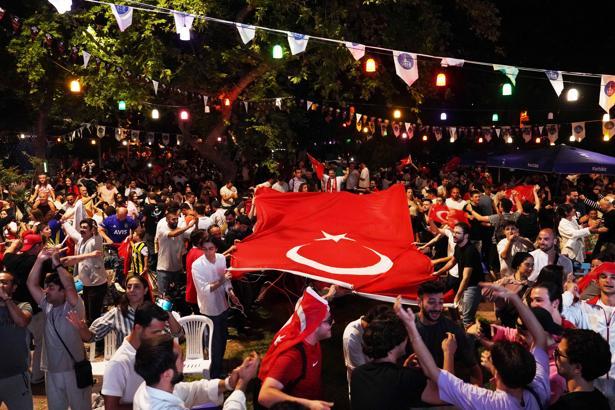 A Milli Futbol Takımı'nın zaferini dev ekrandan izlediler