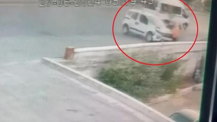 Hafif ticari araç, minibüs ile kaldırımdaki kadına çarptı; kaza kamerada