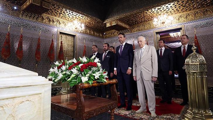 Bakan Bayraktar, Kral V. Muhammed Mozolesi’ni ziyaret etti