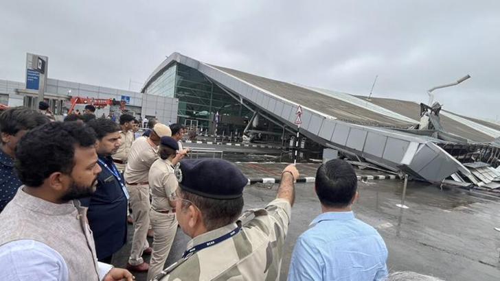 Hindistan’da havalimanının çatısı çöktü: 1 ölü, 4 yaralı