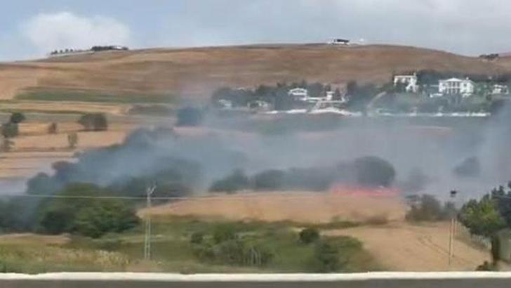 Büyükçekmecede anız yangın: Alevler evlere yaklaşıyor