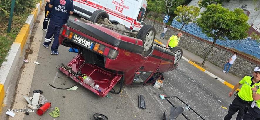 Refüje çarpan otomobildeki 2 kişi yaralandı