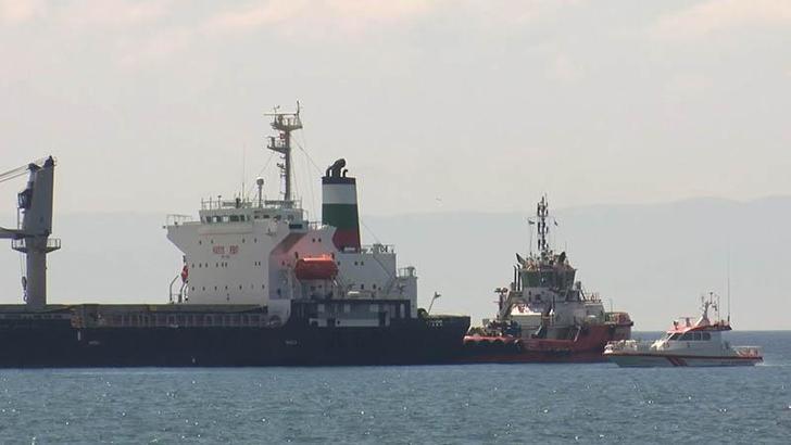 Bakırköy’de karaya oturan gemi için kurtarma çalışmaları devam ediyor