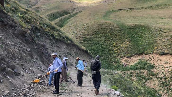Yayla yoluna düşen kaya parçalarını küreklerle temizlediler