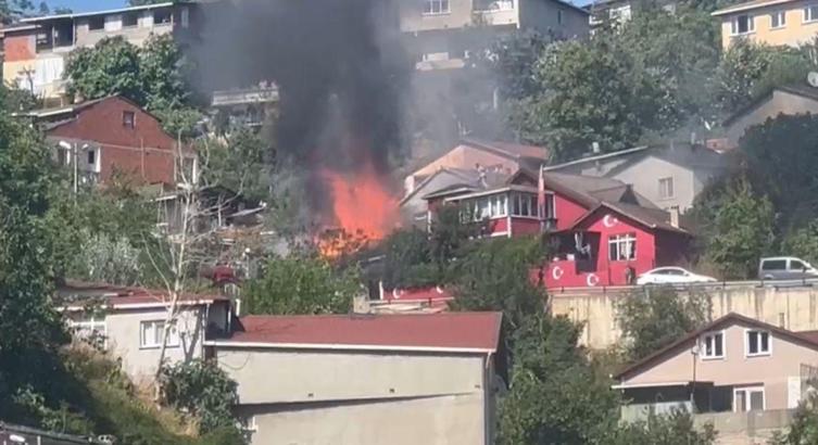 İstanbul-Beykoz'da gecekondu alev alev yandı