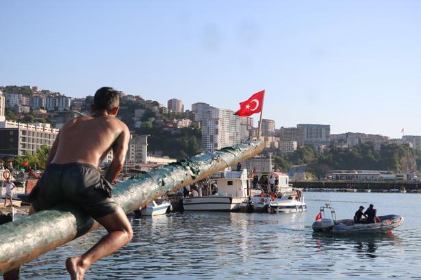 Denizcilik ve Kabotaj Bayramı etkinliğinde yağlı direkte kazanan olmadı