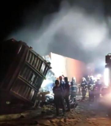 TIR şoförü, kaza sonrası alev alan araçta öldü