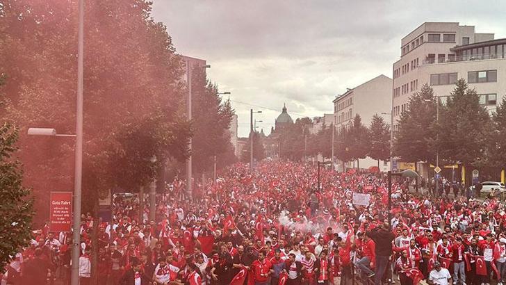 Avusturya - Türkiye maçı öncesinde taraftarlar stadyuma hareket etti