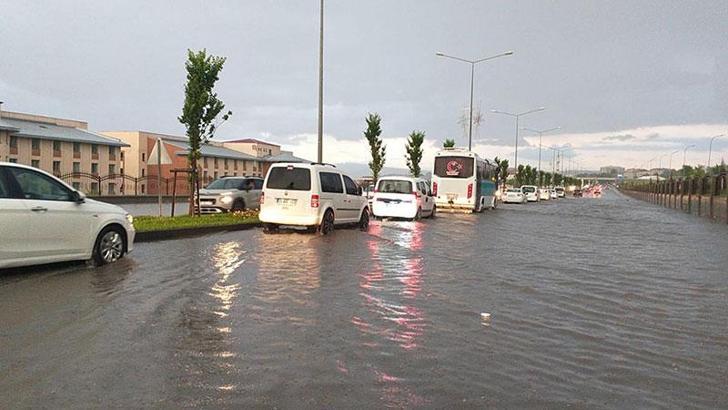 Erzurum’da sağanak sele neden oldu, alt geçitler suyla doldu