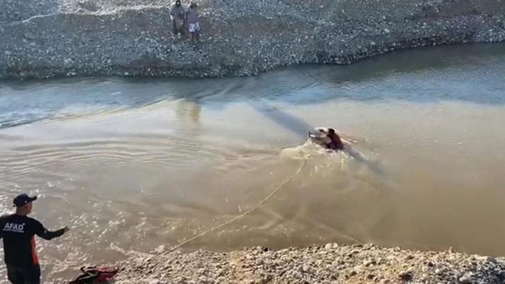 Balık tutmak için gittikleri çayda sular yükselince mahsur kaldılar