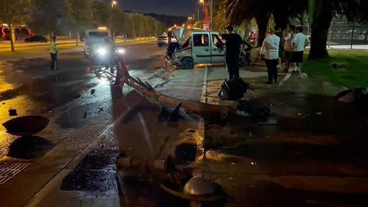 Kartal'da hafif ticari araç aydınlatma direğine çarptı: 3 yaralı