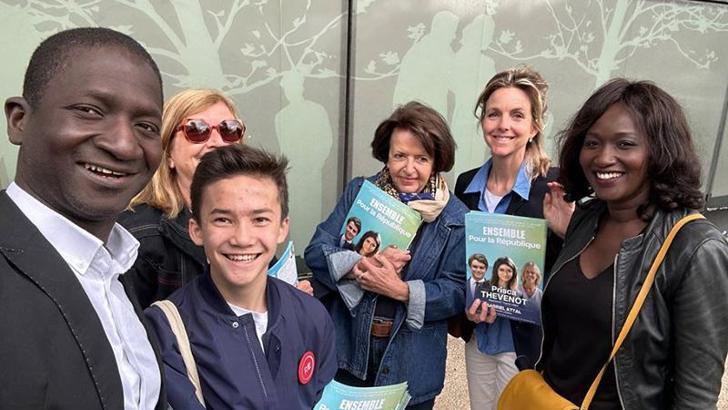 Fransa milletvekili adayı ve ekibi, seçim afişi asarken saldırıya uğradı