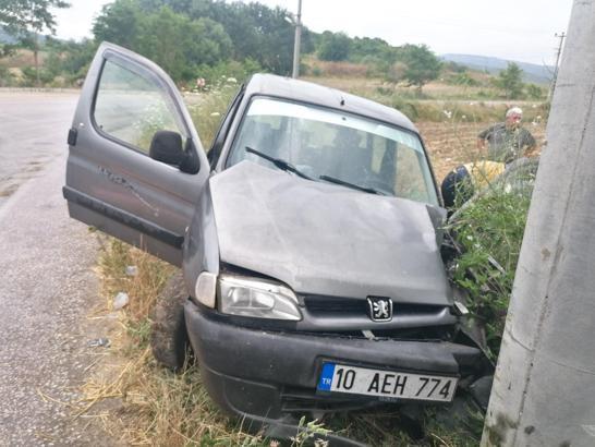 Beton elektrik direğine çarpan hafif ticari aracın sürücüsü yaralandı
