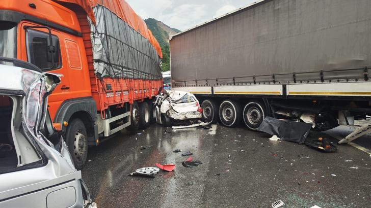 Sakarya'da zincirleme kaza: 1 ölü, 6 yaralı